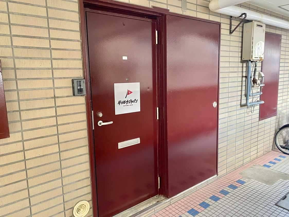 店舗入口の赤いドア